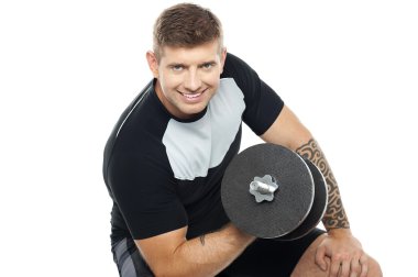 kaslı adam barbell ile çalışma dışarı
