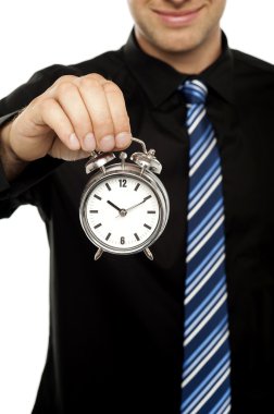 Business executive holding çalar saat. kırpılmış görüntü