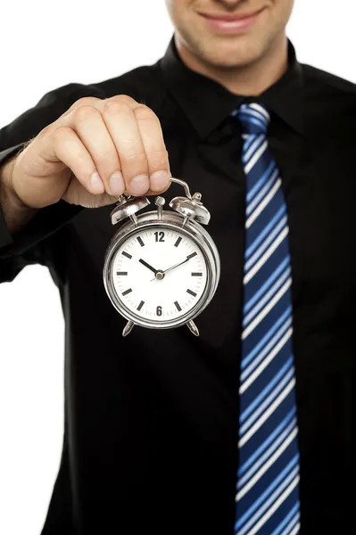 Business executive holding çalar saat. kırpılmış görüntü — Stok fotoğraf