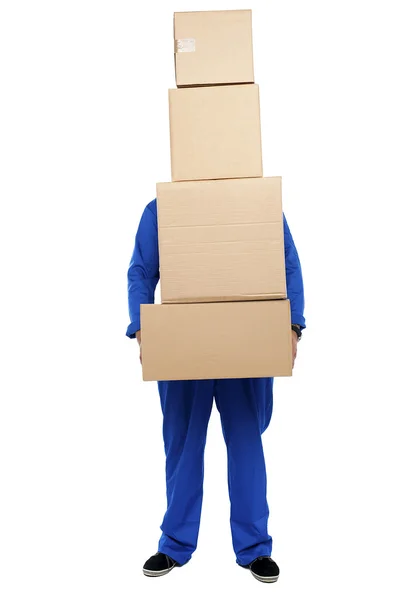 Guy surchargé avec un tas de cartons — Photo