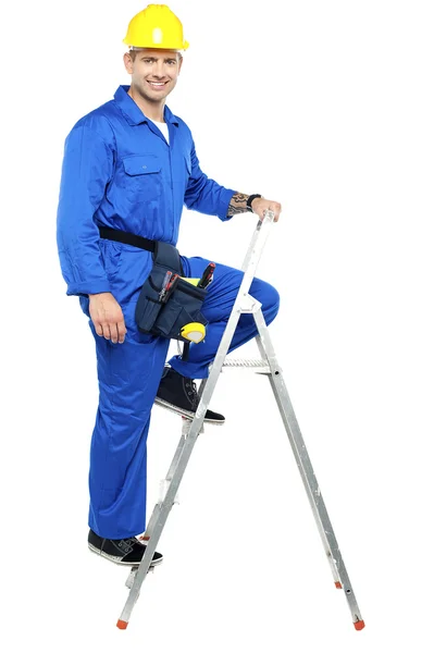 Trabajador de la construcción subiendo por la escalera — Foto de Stock