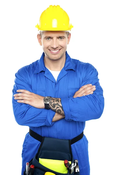 Unga reparatör i enhetlig poserar med korsade armar — Stockfoto
