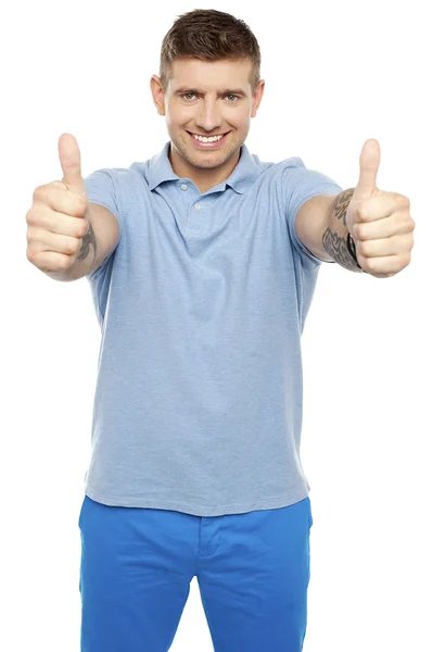 Радостный кавказский мужчина показывает двойной палец вверх — стоковое фото