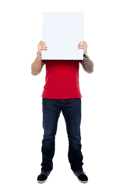 Hombre escondiendo su cara detrás del tablero blanco en blanco —  Fotos de Stock