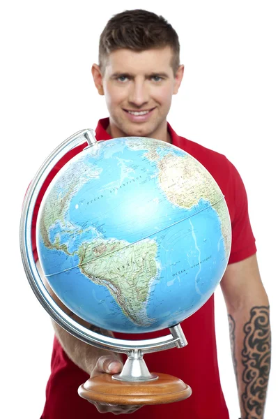 Man met tatoeages weergegeven: globe te camera — Stockfoto