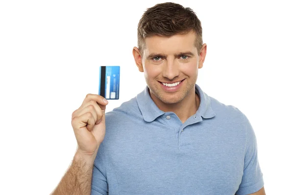 Vrolijke man bedrijf creditcard — Stockfoto