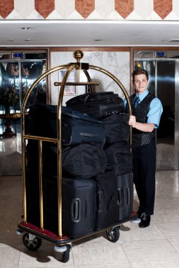 bavullarla dolu sepeti iterek bell boy