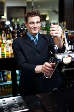 Barmen kokteyl yapmak hazırlanıyor