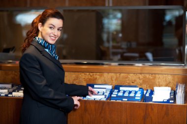 ön büro kadın Yardımcısı Müşteri kayıtlarını kontrol