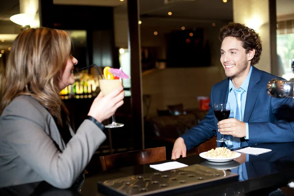 Vrienden genieten van een cocktail in de bar — Stockfoto