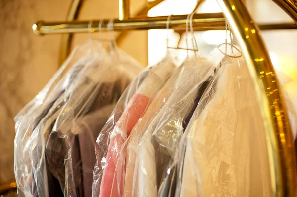 Fashionabla kläder prydligt förpackade och omfattas — Stockfoto