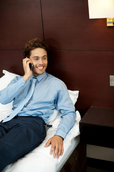Relajado chico genial hablando por teléfono — Foto de Stock