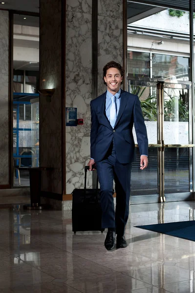 Executivo de negócios entrando no lobby do hotel — Fotografia de Stock