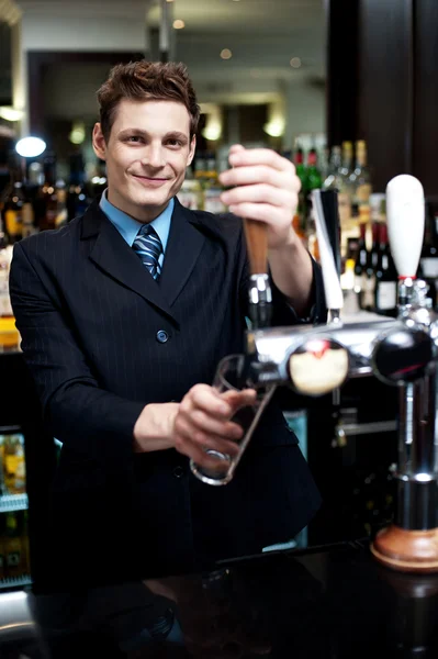 Stilig bartender lägger isen i högt glas — Stockfoto