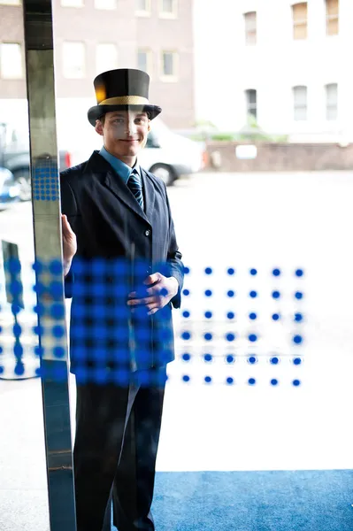 Porteiro do hotel ao seu serviço — Fotografia de Stock