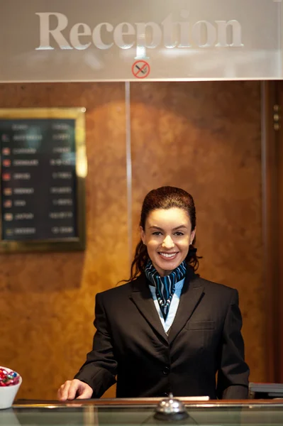 Encantadora bastante recepcionista posando — Foto de Stock