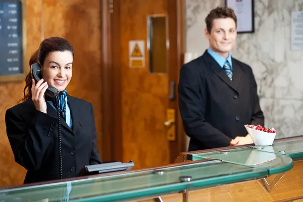 Profiel schot van aantrekkelijke leidinggevenden bij de receptie Stockfoto