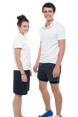 Teen iki spor giyim rahat poz içinde