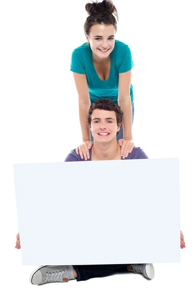Adolescenti che pubblicizzano cartellone bianco bianco — Foto Stock
