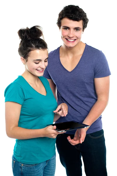 Hermosa chica con su pareja apuntando a la tableta PC — Foto de Stock