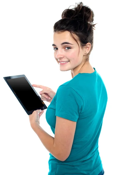 Moda jovem casual menina dispositivo tablet operacional — Fotografia de Stock