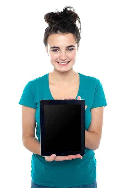 Casual teenager showing newly launched tablet device — Zdjęcie stockowe