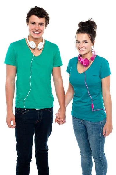 Pareja joven con auriculares alrededor del cuello — Foto de Stock