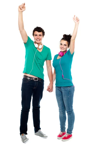 Forte ligação de alegre casal adolescente desfrutando de música — Fotografia de Stock