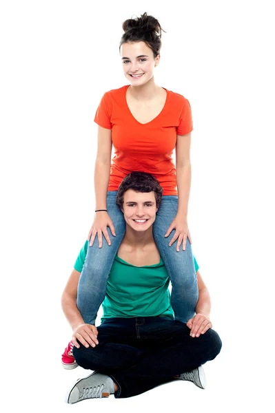 Chica montando en el hombro de su novio — Foto de Stock