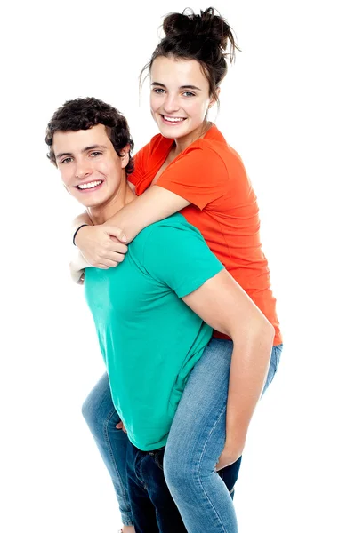 Jovem feliz desfrutando de passeio de piggyback em seu namorado de volta — Fotografia de Stock