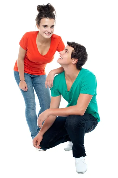 Entzückendes Teenager-Liebespaar posiert zusammen — Stockfoto