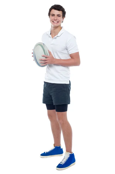 Volledige lengte portret van een rugbyspeler met bal — Stockfoto