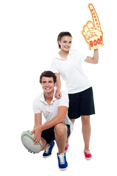 Animadora fan girl posando con jugador de equipo de fútbol — Foto de Stock