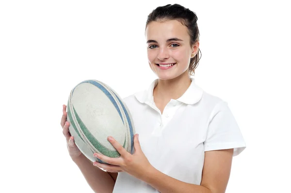 Rugby topu ile poz çekici sportif kız — Stok fotoğraf