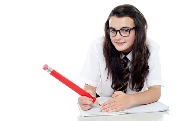 Uzun saçlı eğitim ile gözlüklü kız öğrenci — Stok fotoğraf