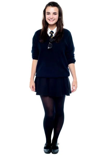Retrato de comprimento total de menina bonita em uniforme escolar — Fotografia de Stock