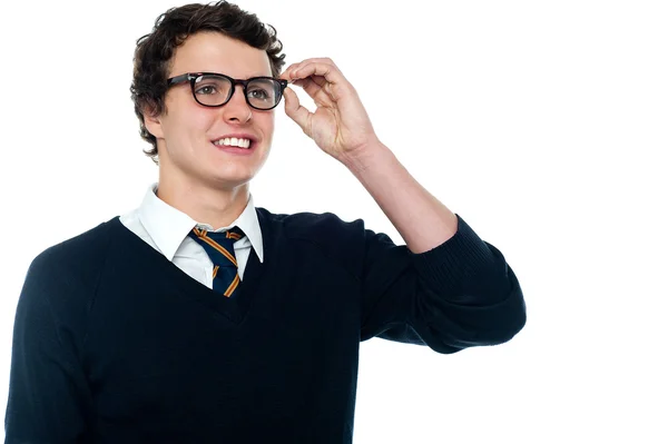 Estudante sorrindo ajustando seus óculos — Fotografia de Stock