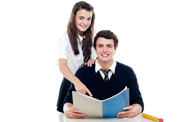 Fille pointant la réponse à son camarade de classe Photos De Stock Libres De Droits