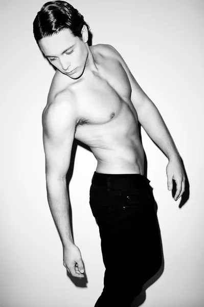 Ritratto di un bel modello maschio muscoloso senza camicia — Foto Stock