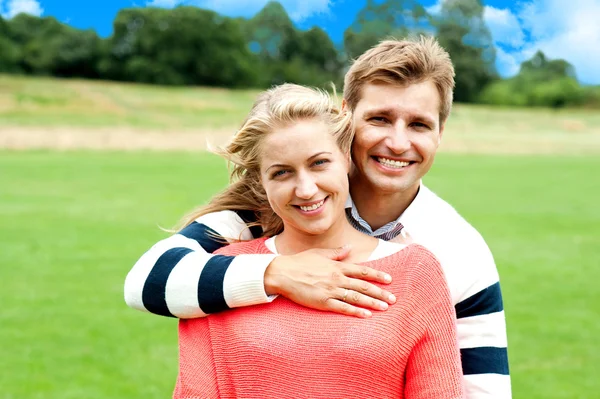 Man zijn vrouw uit achterkant knuffelen — Stockfoto