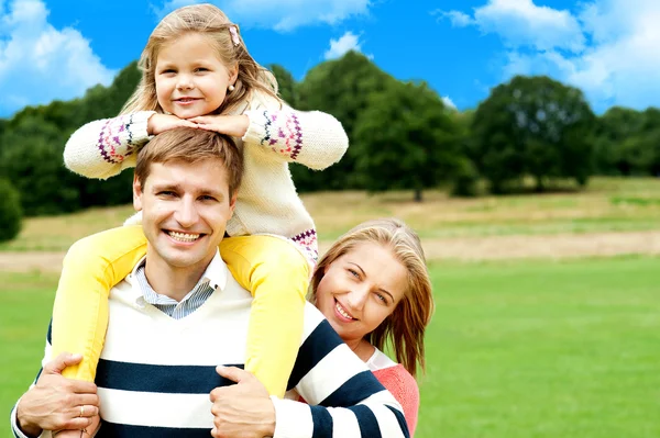 Felice famiglia sorridente all'aperto — Foto Stock