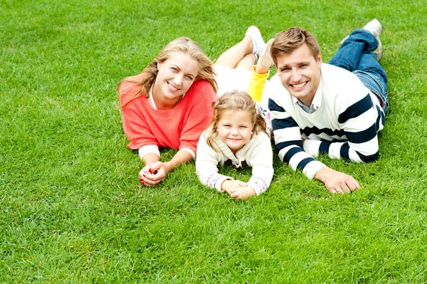 Dreiköpfige lachende Familie, die zusammen Spaß hat — Stockfoto