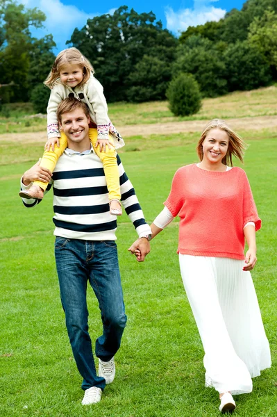 Ritratto di famiglia di tre persone. All'aperto — Foto Stock