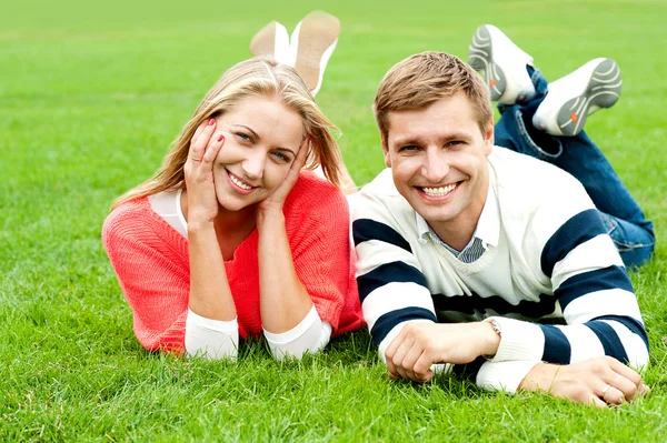 Couple outdoors enjoying a summery day — Stock Photo, Image