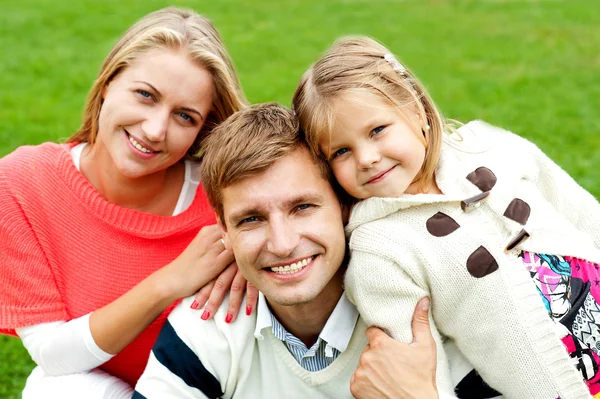 Radostné tříčlennou rodinu. milující a starostlivá — Stock fotografie