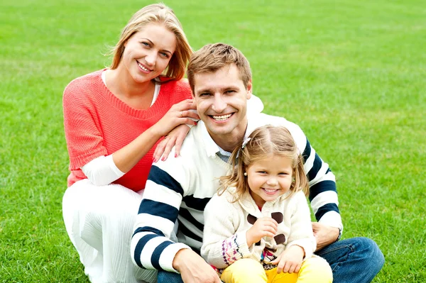 Outdoor happy caucasian family relaxing — Stock Photo, Image