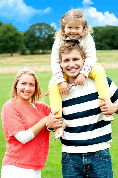 Famille profiter de la journée d'été pendant les vacances — Photo