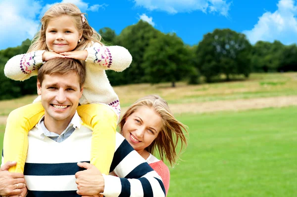 Family's day out in the park. Everyone enjoying — Stock Photo, Image