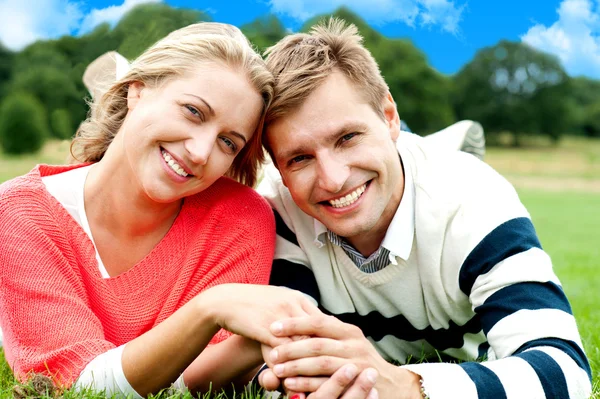 Attractive young couple in love. Great bonding — Stock Photo, Image