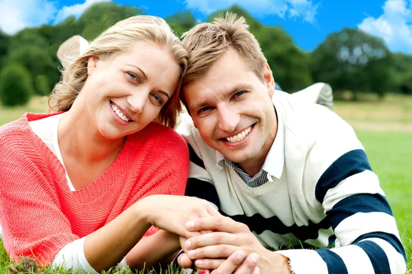 Atractiva pareja joven enamorada. Gran vinculación — Foto de Stock